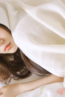 双腿挂他肩上撞击轻哼